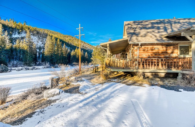 Relaxing riverfront cabin w/river & mountain view, wraparound deck, and firepit