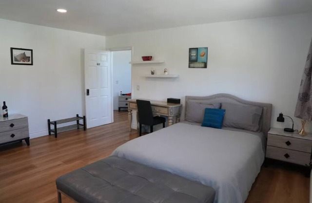 Relaxing Room 201 - Cozy Stay with Kitchen, Laundry, Comfort & Spiritual Peace