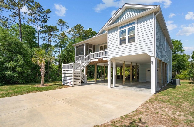 Relaxing Screened Porch, Hot Tub, and Walk to the Beach