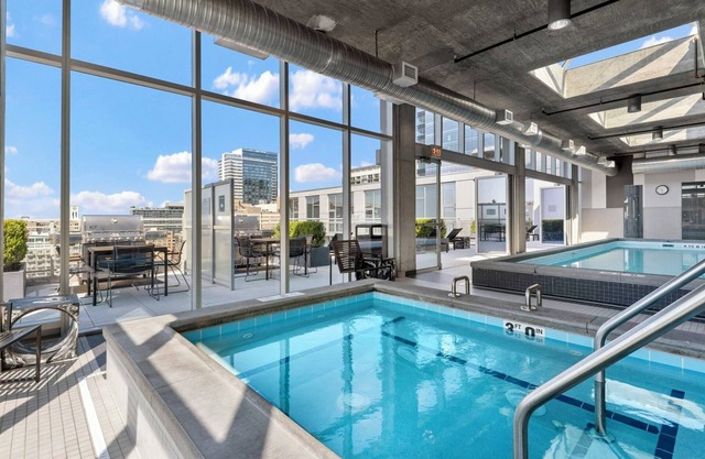 Relaxing Studio with Private Patio Downtown Chicago