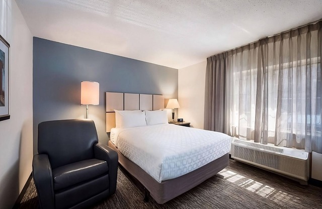 Relaxing Vacation! Close to Toyota Center! Spacious Suites! Pets Allowed Here!