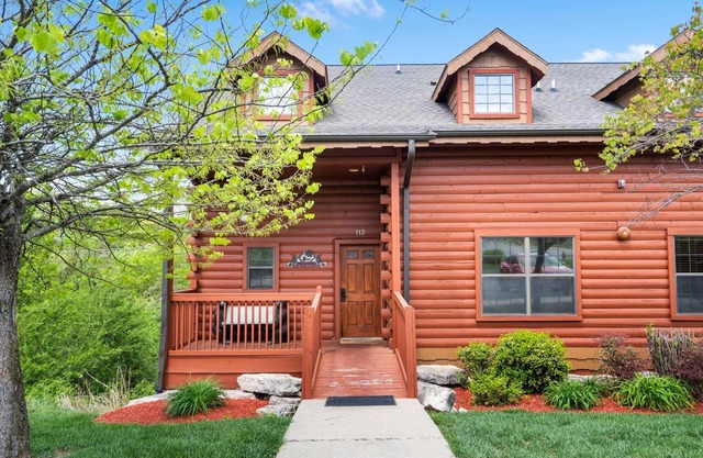 Relaxing Walk-in Cabin in Branson Theatre District, Golf and Ticket Discounts