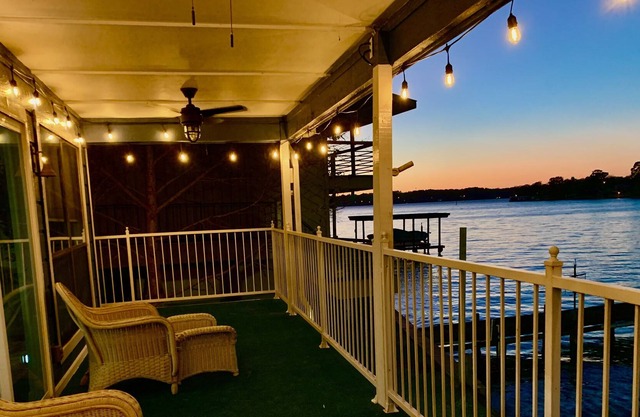 Relaxing waterfront lakehouse, Kayaks & Sunset