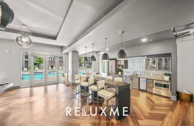 Reluxme | 2BR Uptown High Rise w/King Beds & Pool