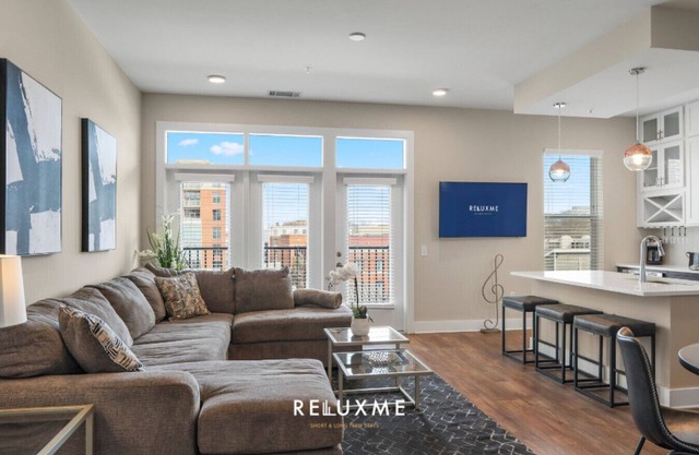Reluxme | Lux 3BR Condo w/Skyline View + Stadiums