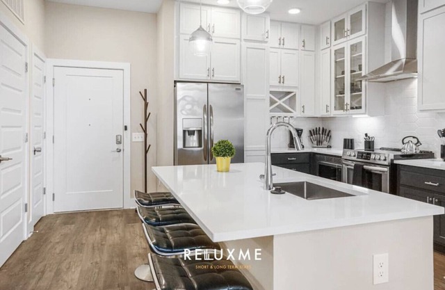 Reluxme | Uptown 2BR Condo w/King Beds & Parking