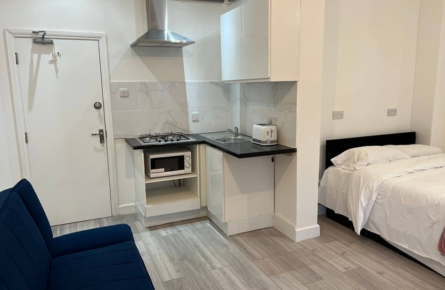 Remarkable 2-bed Apartment in Ilford, London