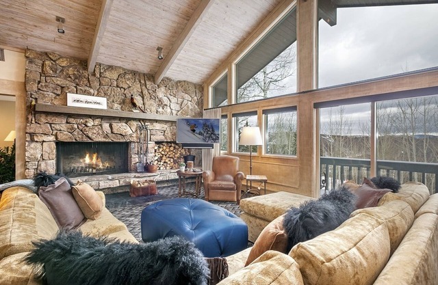 REMINGTON RETREAT - ENTICING with Remarkable Ski Access Convenience!