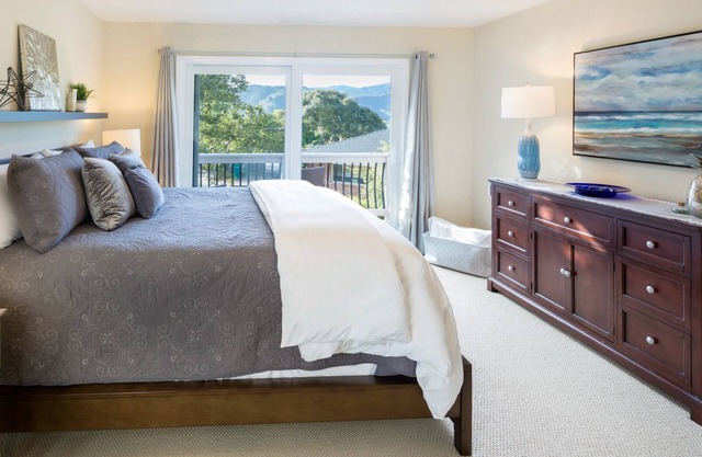 Remodeled 2 bedroom/2bath Carmel Guesthouse with Spectacular Views!