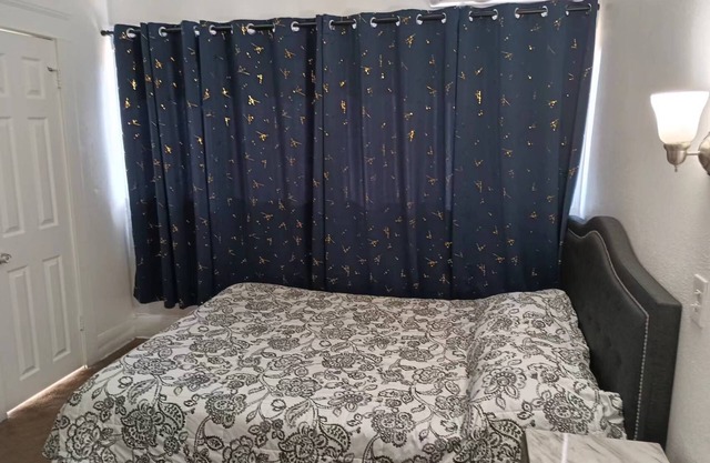 Remodeled 2 Bedroom Private Home 1 Full bath/kitchen/living room w/BIG SMART TV