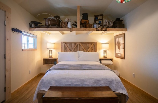 Remodeled 3 BR/2.5 BA Retreat near Eagle Point. Includes main house and a private cottage. Group-friendly kitchen, famous waffle bar, hot tub, and electric fireplace. Great space for cooking and connecting.