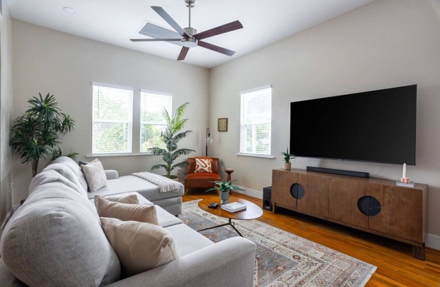 Remodeled 3BR Bungalow | King Bed | 1 mi from DT