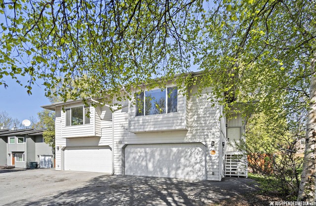 Remodeled central townhouse w/fireplace bike trails & parks