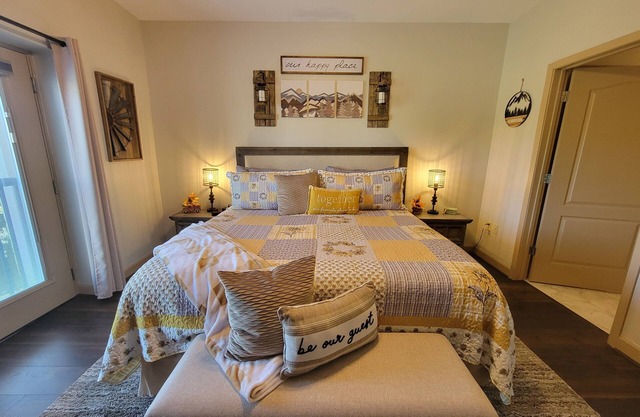 Remodeled Condo, Walk-in Shower, Arcade, King Bed, Pools & Walk to Parkway