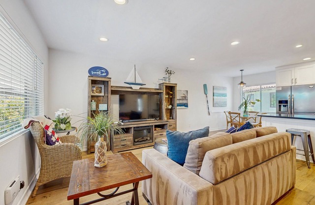 Remodeled condo with patio, near beach & Casa Romantica Cultural Center