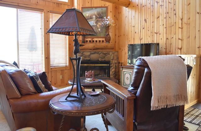 Remodeled cozy cabin on golf course with hot tub!
