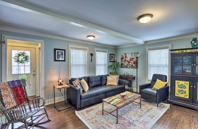 Remodeled Farmhouse in Waterford Near 2 Beaches!