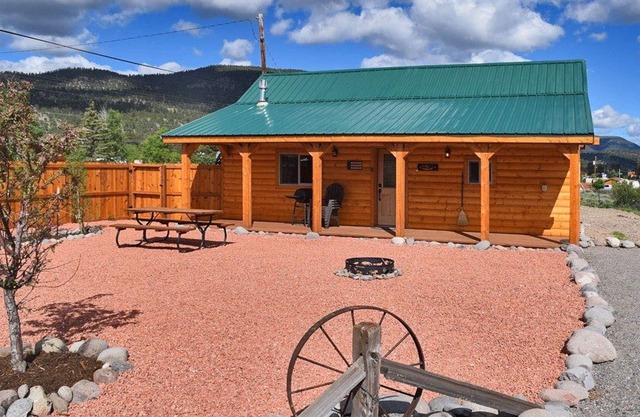 Remodeled, Mountain View Cabin w/Fireplace, Firepit & WiFi - Dogs Welcome
