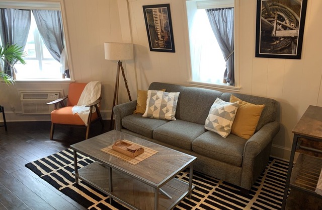 Remodeled private room in a windmill (right downtown)
