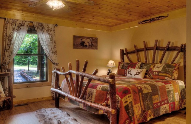REMODELED & SECLUDED Cabin Only 10 Min to Parkway!