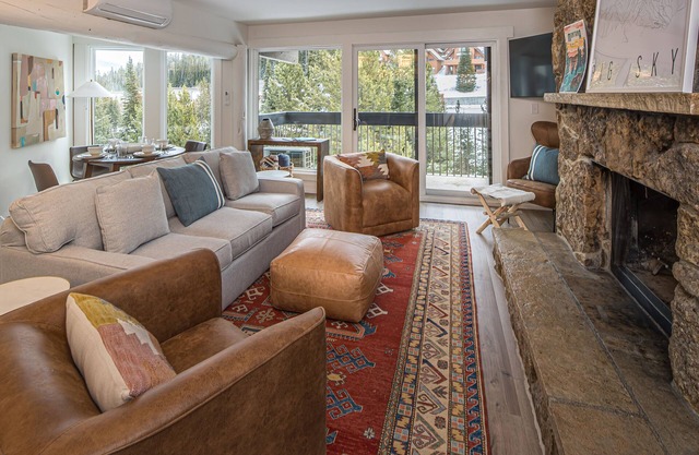 Remodeled Stillwater Condo, walking distance to lifts at Big Sky Resort!