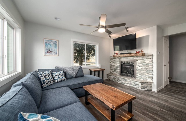 Remodeled TH Near Mtn-Pool-Hot Tub-Steps to Free Bus/Core Trail + New Grill-W/D in Unit-Immaculate