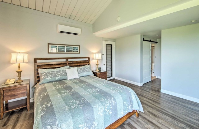 Remodeled, top-floor studio with ocean/Bali Hai view, lanai, AC, pools & tennis