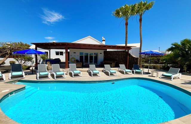 Remodelled Luxury Villa 5 Beds, 4 Baths, H/Pool, Hot Tub,A/C, T Tennis,Pool,WIFI