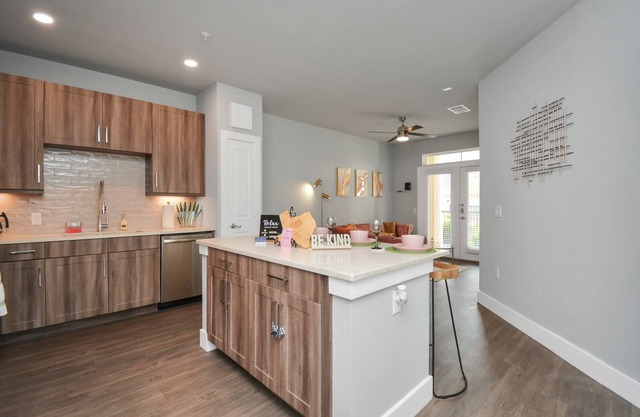 ♥ Remote Work ♥ Luxury Pink/Olive near Typhoon Waterpark & Katy Mills Shopping