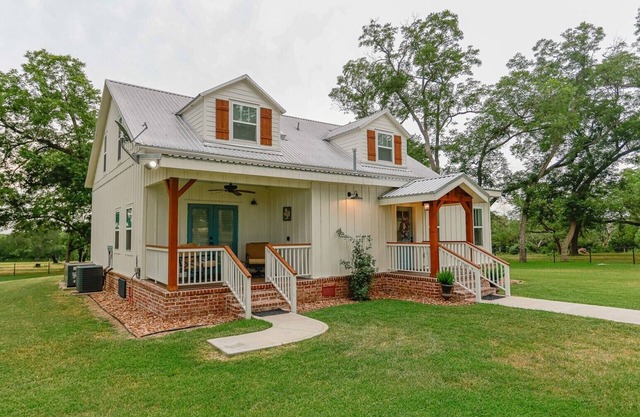 Ren Farmhouse! 17 acres | Game Barn! | 10 mi to Wed Venues!