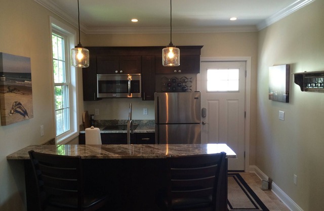 Renovated 1 BR getaway 1 block from Mystic River in Historic downtown!