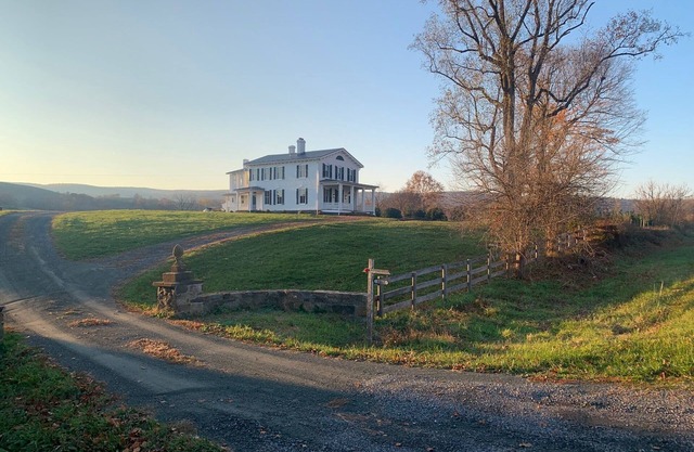 Renovated 1880s farmhouse near the Blue Ridge and Sky Meadows with amazing views