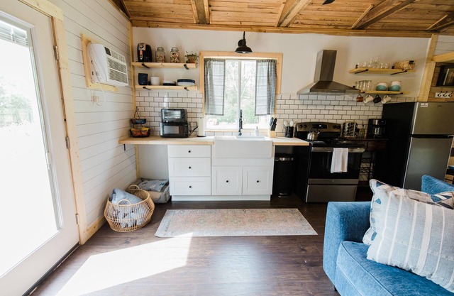 Renovated 1940's Grocery Store- Oliver Height's Tiny Home