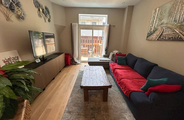 Renovated 2-Bedroom Home Roncesvalles Village, Toronto-Inquire Short Stays