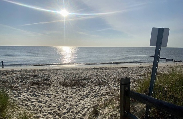 Renovated, 2 blocks from bay beach, pool!