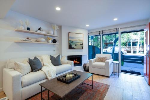 Renovated 2 BR Aspen Condo Ski-in out