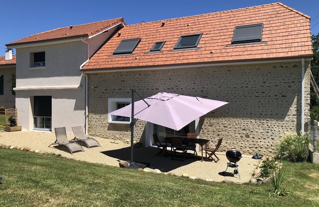 Renovated 3 épis barn with 1 to 2 air-conditioned bedrooms for 2 to 6 people.