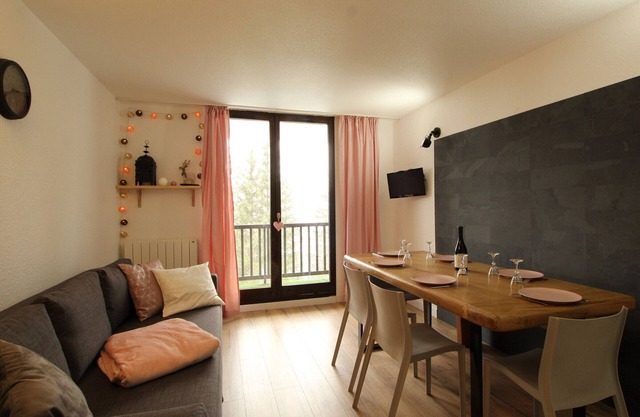 Renovated 3-Room Apartment, Sleeps 6, 500m from Slopes, Central Location, Stunning Views