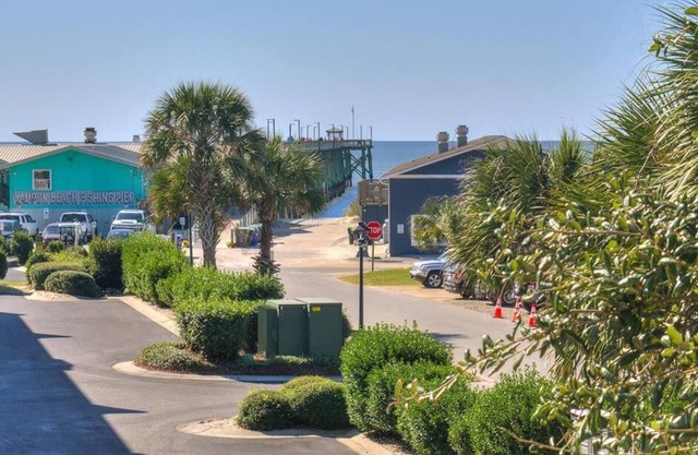 Renovated 3BR 1BA Duplex (upper unit), Walk to Beach, Ocean View, Sleeps 6