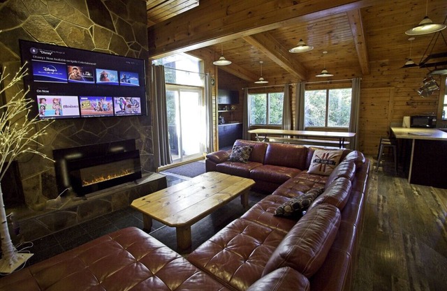 Renovated 6 Bedroom Chalet Hot-Tub/Near Village