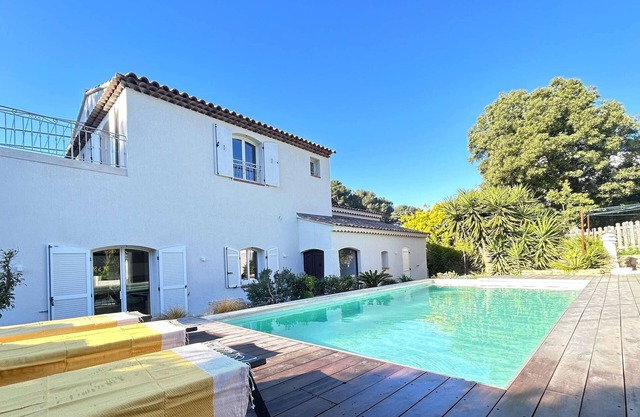 Renovated and air-conditioned villa near the sea with(heated) swimming pool, cove at 100 meters,.