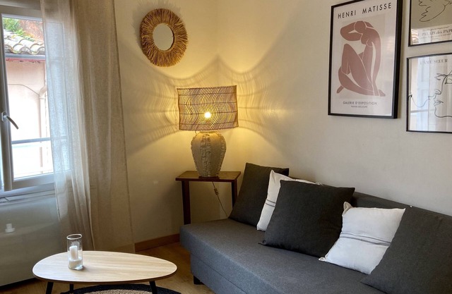 Renovated apartment 50m from the beach, Self-contained entrance, Air-conditioned.