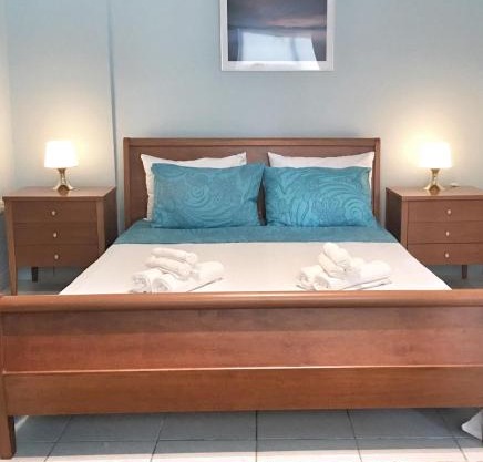 Renovated apt 100m from beach WiFi AC