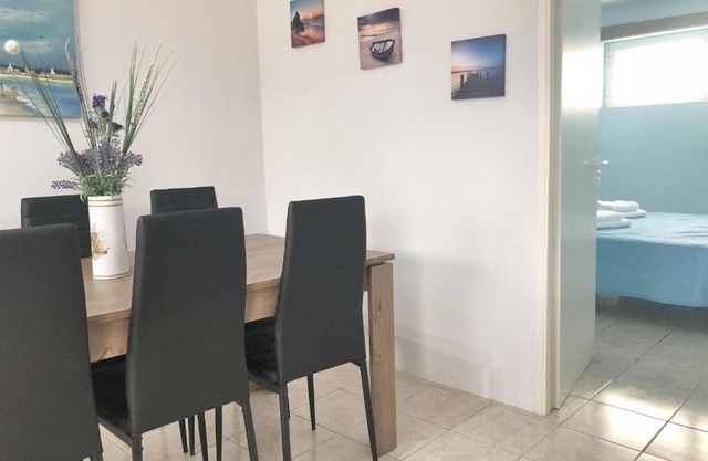 Renovated apt close to beach Wifi AC
