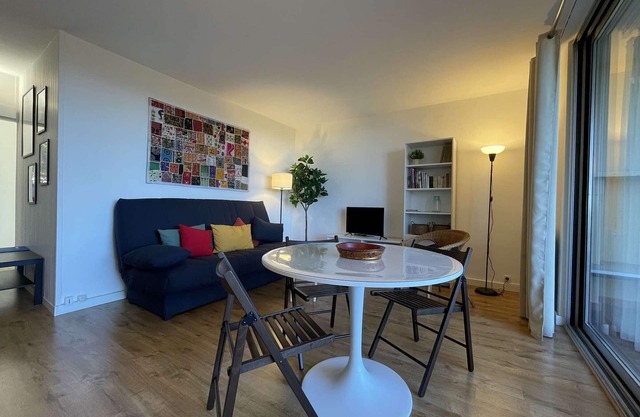 Renovated Apt with AC, parking & terrace 500m from the port