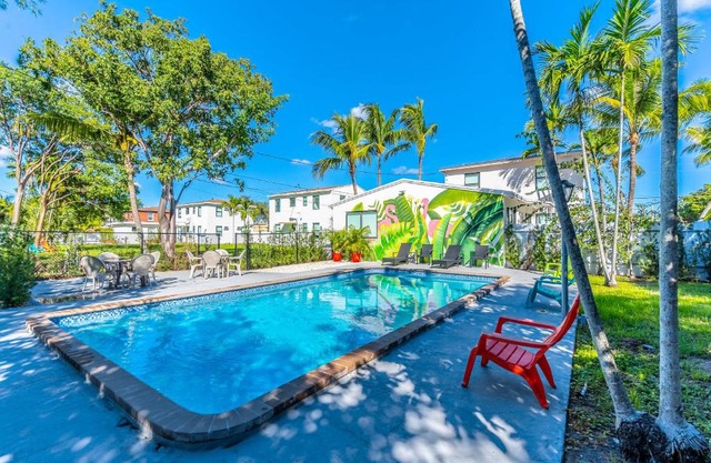 Renovated Apts with Kitchen, Fast WiFi, Smart TV, Roku & Pool Onsite 4 mi to Surfside Beach