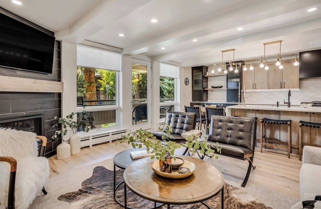 Renovated Aspen 2BR, Walk to Gondola!