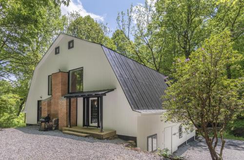 Renovated Barn in the Woods with Hot Tub
