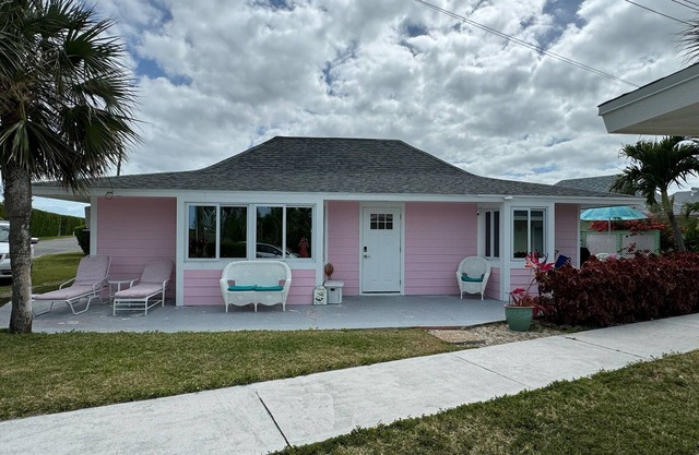 Renovated Beach Villa 671. Steps away from the beach. Sleeps 6. WiFi. Laundry
