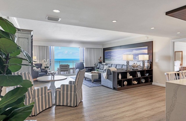 Renovated Beachfront 2 Bedroom Condo by FVC